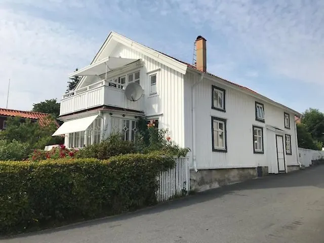 Styrsoe Rymlig Oevervaning I Villa Göteborg